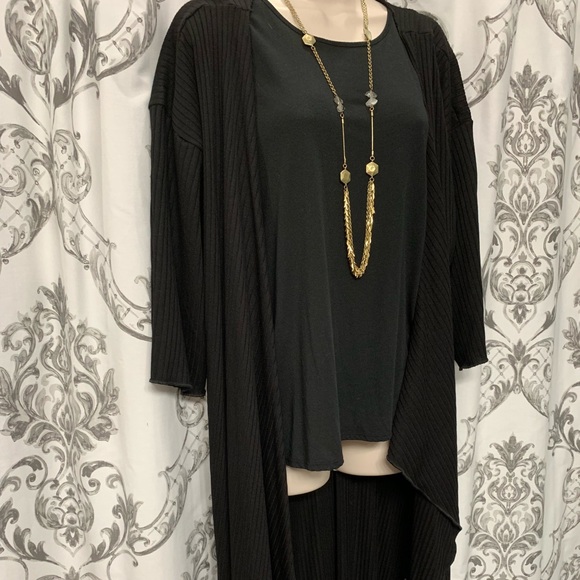 LuLaRoe Tops - LulaRoe | Black Shirley